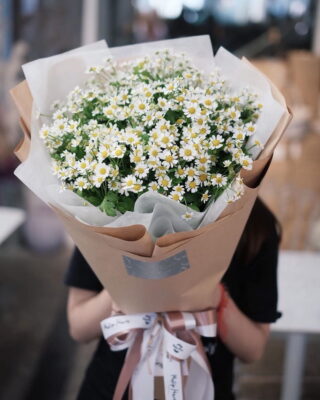 Bó hoa cúc họa mi đẹp gói giấy báo tại HanaFlower.